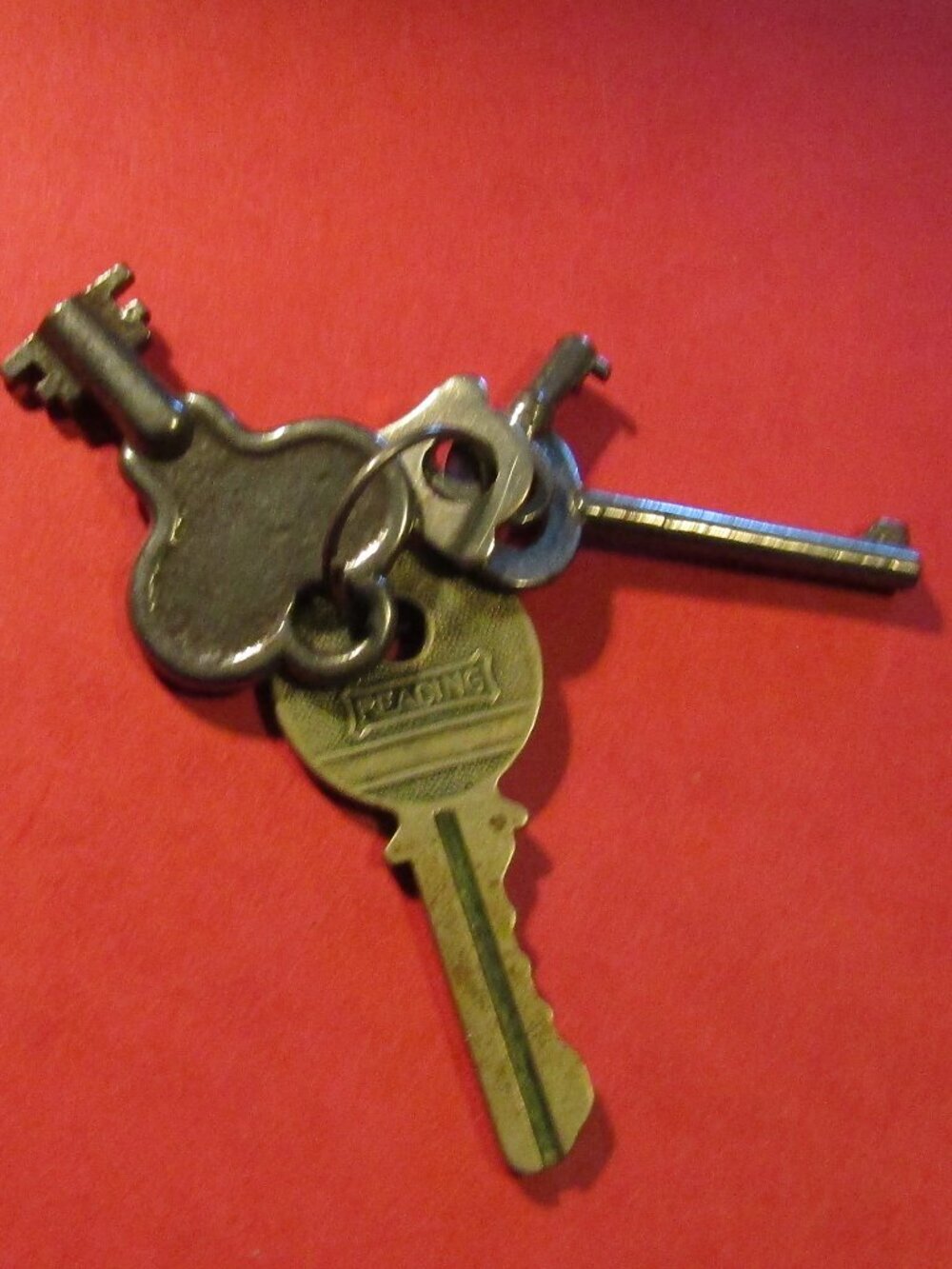 Lot 5 Vintage ANTIQUE SKELETON KEYS Reading Howe Corp +Miller + 3 Circular Bows
